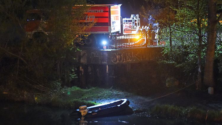Polizei und Feuerwehr suchen am Elsterbecken nach kleinsten Hinweisen.