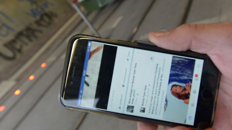 Die meisten Verkehrsteilnehmer sind sich nicht über das enorme Risiko im Klaren, das entsteht, wenn sie zum Smartphone greifen.