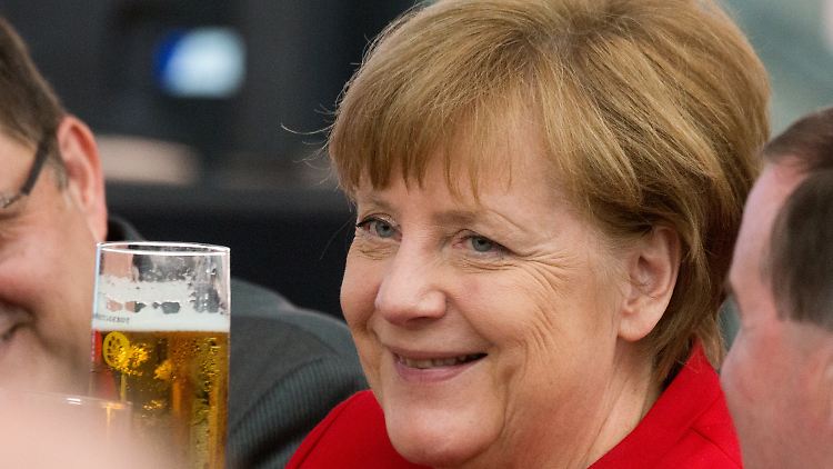 Schmeckt's? Beim Festakt zu 500 Jahren deutsches Reinheitsgebot trinkt Angela Merkel ein Gläschen mit.