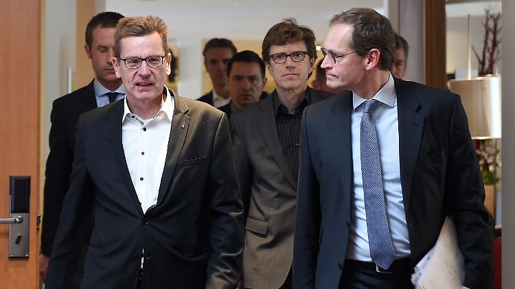 BER-Chef Karsten Mühlenfeld (l) mit dem Aufsichtsratschef Michael Müller auf dem Weg zur Pressekonferenz.