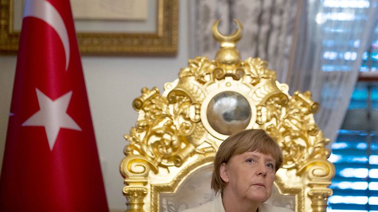 Merkel steht allerdings zu ihrer Entscheidung, die Justiz zu Ermittlungen gegen Böhmermann zu ermächtigen.