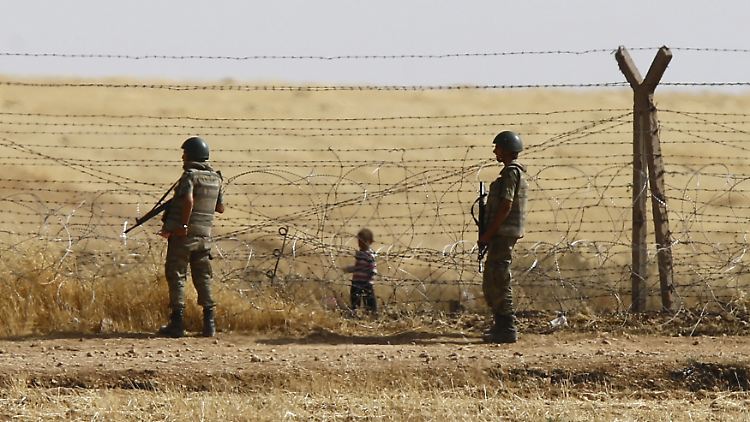 Türkische Grenzschützer an der syrischen Grenze.