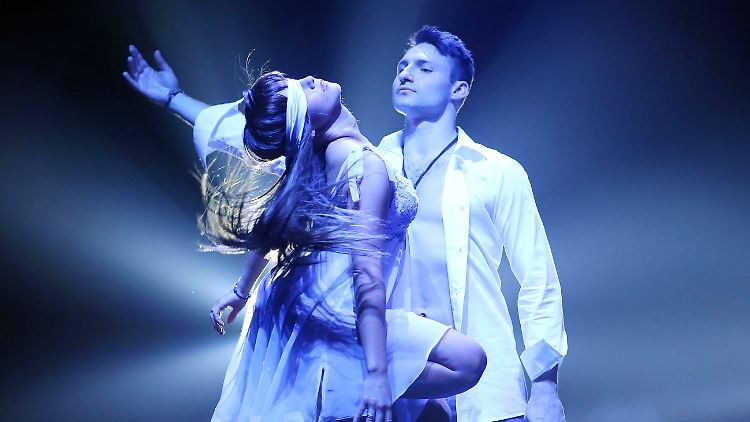 Heiß, heißer, Sarah Lombardi: Die ehemalige DSDS-Kandidatin legt mit ihrem Tanzpartner eine Performance ganz im Sinne des Mottos "Fifty Shades of Grey" hin.