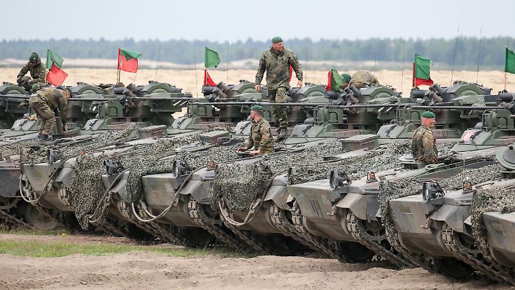 Deutsche Schützenpanzer auf einem polnischen Truppenübungsplatzes bei einer Nato-Übung