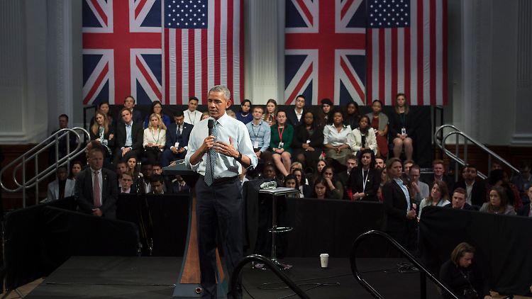 Schnell hat Obama das förmliche Jackett abgelegt.