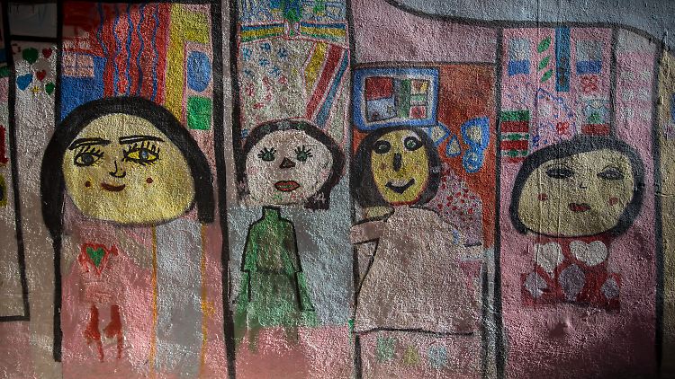 Syrische Schüler haben die Mauer einer Flüchtlingsschule bunt angemalt.