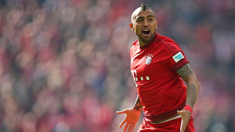 Arturo Vidal leitete den Bayern-Sieg in Berlin ein.