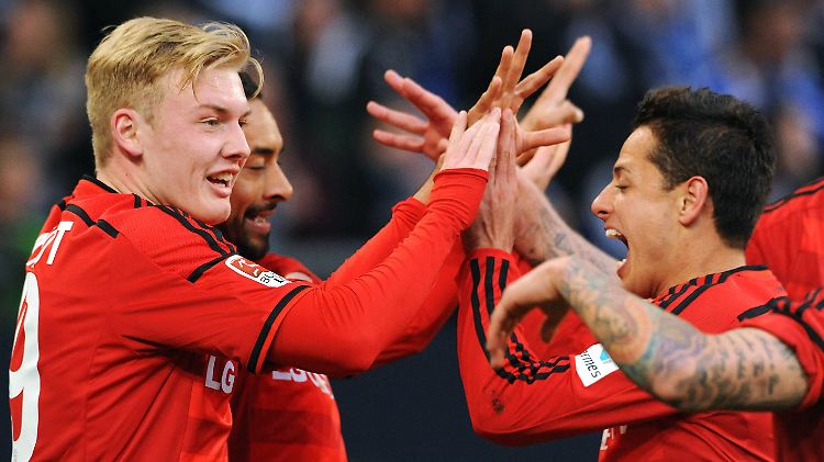 Jubel bei den Leverkusenern Karim Bellarabi, Julian Brandt und Javier Hernandez Chicharito nach dem Tor zum 2:2-Ausgleich.