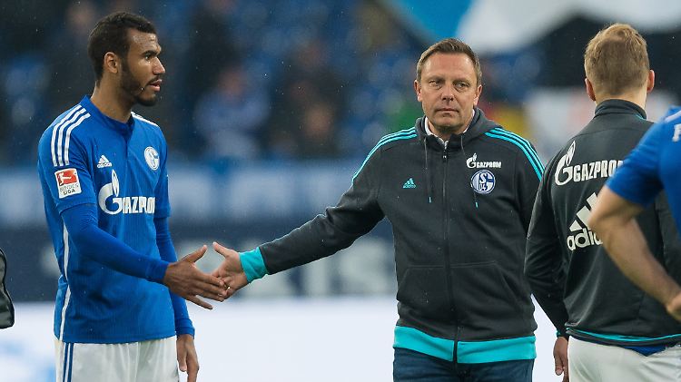 Lange Gesichter auf Schalke: In nur sechs Minuten dreht Leverkusen das Spiel von 0:2 auf den 3:2-Endstand.