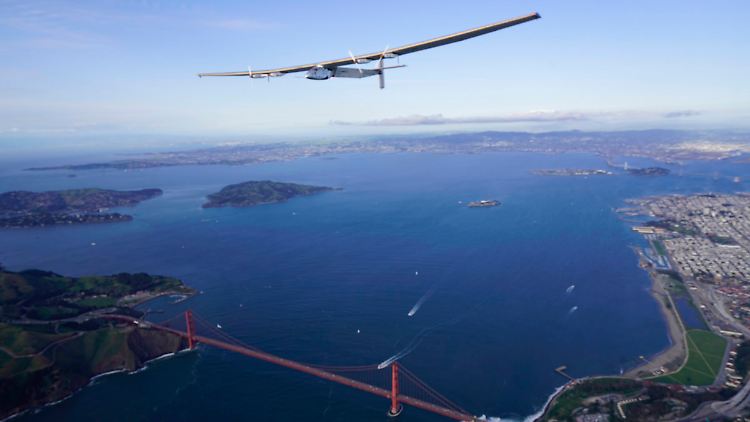 Kurz vor der Landung: Piccard dreht eine Runde über der Golden-Gate-Brücke in San Francisco.