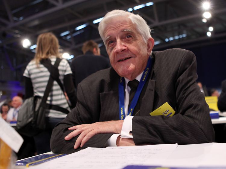 Burkhard Hirsch war von 1975 bis 1980 Innenminister des Landes Nordrhein-Westfalen und von 1994 bis 1998 Vizepräsident des Deutschen Bundestages.