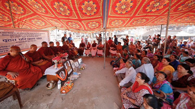 Ein Jahr nach der Katastrophe: Buddhistische Mönche und Angehörige der Todesopfer beten gemeinsam.