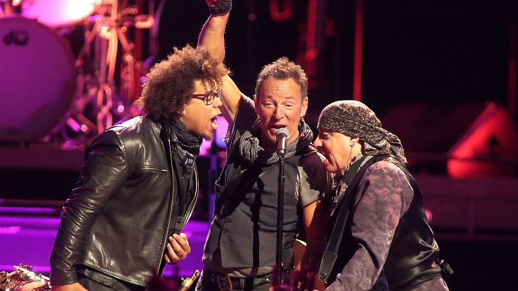 Springsteen mit seinen Bandkollegen Jake Clemons (l.) und Steven van Zandt vor wenigen Tagen bei einem Konzert in Baltimore. 