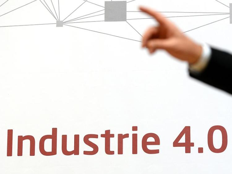 Das Schlagwort Industrie 4.0 ist derzeit in aller Munde. Doch was bedeutet das für den Einzelnen? Auf jeden Fall sollten Arbeitnehmer sich den Neuerungen nicht verschließen, sondern versuchen, in ihrer Branche bei neuen Entwicklungen am Ball zu bleiben.