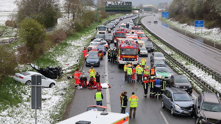 Auf der A7 kam es durch schneeglatte Fahrbahn zu einer Massenkarambolage.