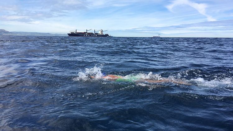 In zwei Stunden und 53 Minuten schwamm Nathalie Pohl von Tarifa in Spanien bis nach Point Cires in Marokko.