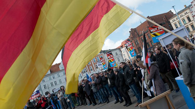 AfD-Anhänger demonstrieren in Stralsund. Mit ihren Aussagen zum Islam scheint die Parteiführung einen Nerv bei ihren Anhängern getroffen zu haben.