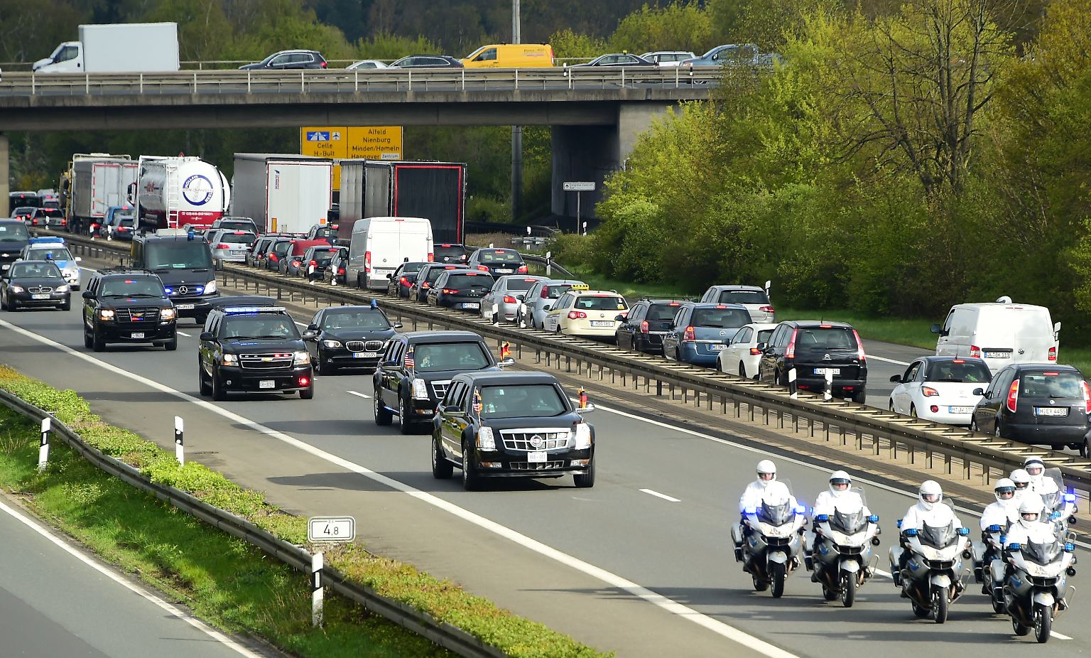 Der Potus (President of the United States) ist zu Gast in Hannover und gibt sich auf dem Weg von seiner Unterkunft in Isernhagen nach Hannover mit nicht weniger als der halben Autobahn zufrieden.