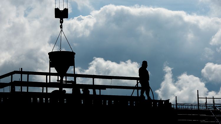 Die Unternehmen beurteilen ihre derzeitige Lage schlechter als zuletzt, bei den Aussichten sind sie allerdings optimistischer geworden.