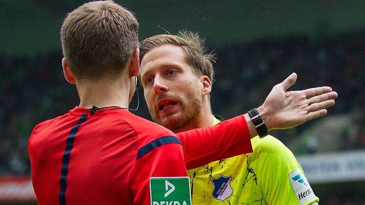 Durchaus erbost: Hoffenheims Torhüter Oliver Baumann diskutiert mit dem Linienrichter.