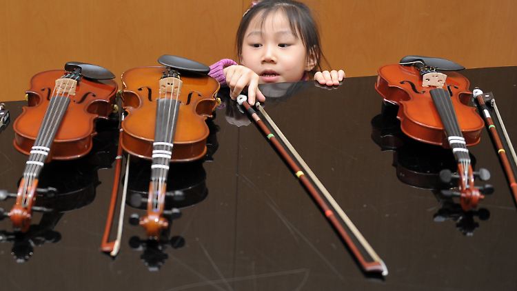Ein fünfjähriges Mädchen nimmt sich in einer Musikschule seine Geige von einem Klavier: Ein Forschungsvorhaben in Hannover geht der Entwicklung der musikalischen Fähigkeiten auf den Grund. 