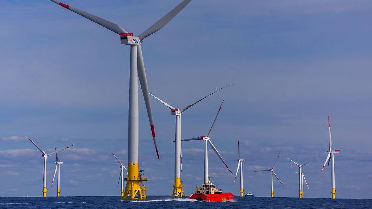 Windräder des Offshore-Windparks "Baltic 2" vor der Insel Rügen.