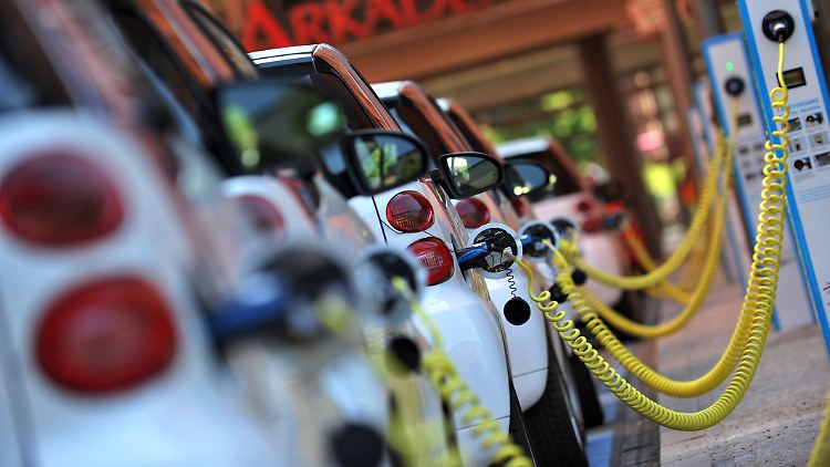 In Deutschland sind bisher weniger als 50.000 E-Autos unterwegs - viel zu wenig für die Regierung.