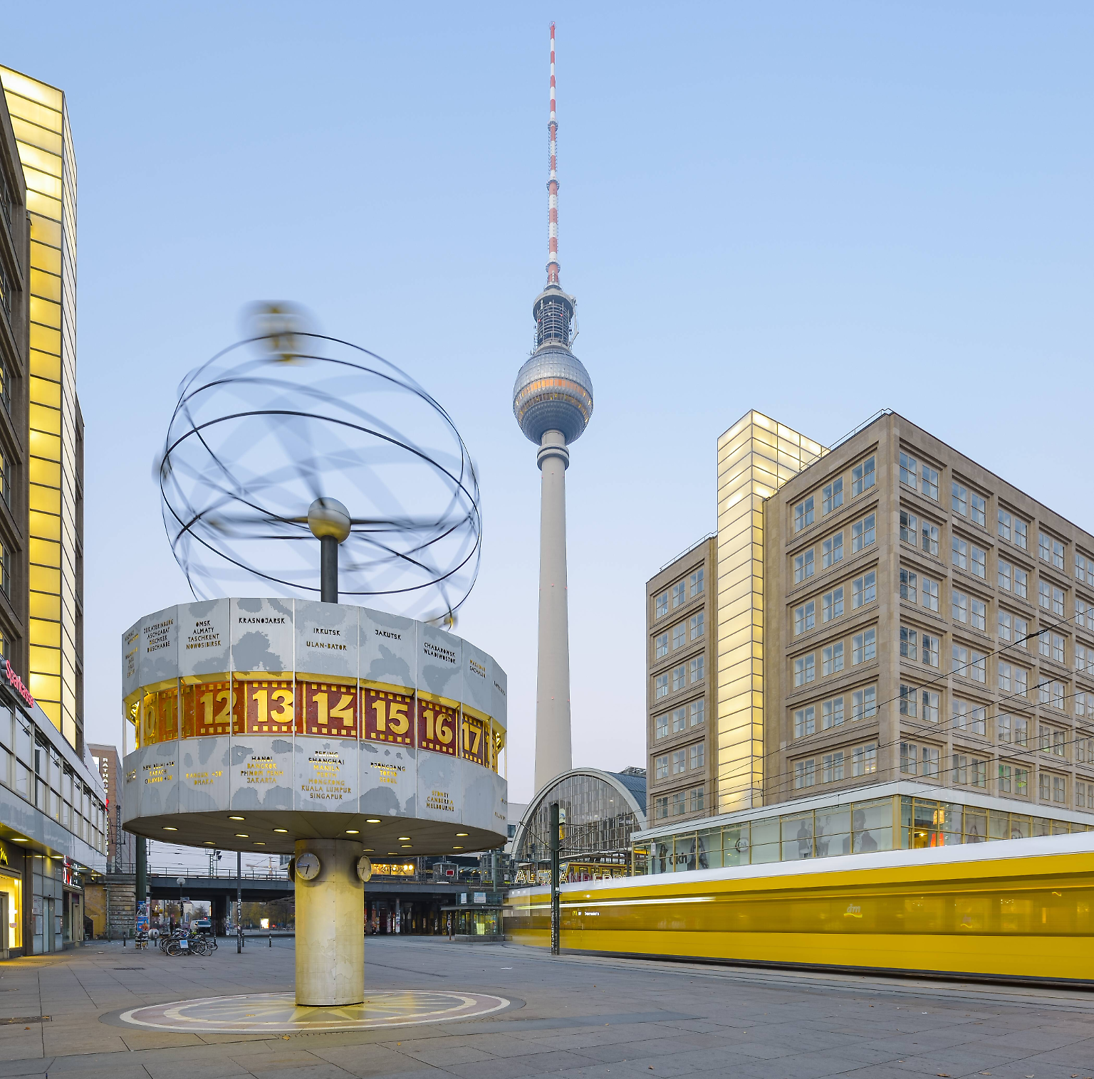 Auch die Weltzeituhr auf dem Berliner Alexanderplatz hat mal klein angefangen: ...