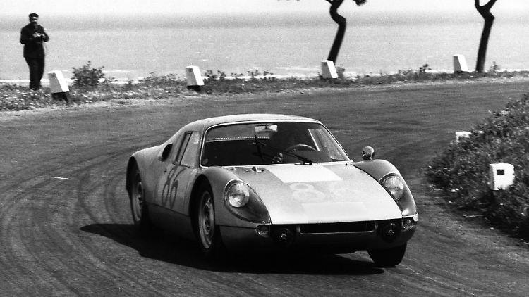 Der Porsche 904 Carrera GTS, ein Mittelmotorsportler mit weiterentwickeltem Fuhrmann-Vierzylinder, lehrte der Konkurrenz das Fürchten.
