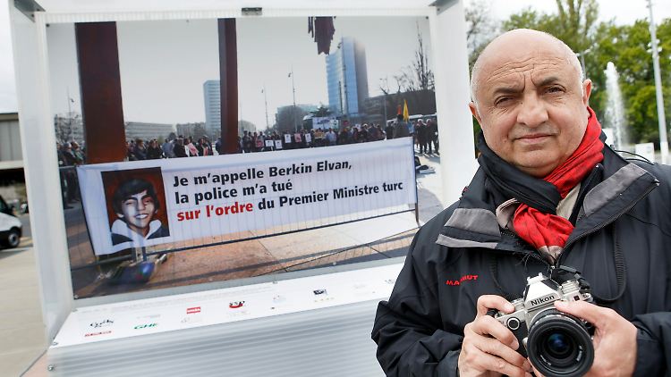 Der Fotograf Demir Soenmez posiert vor seinem Foto, das in der Türkei für Aufregung sorgt.