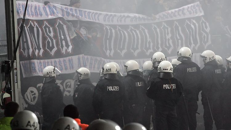 Politische Gewalt und Rockerkriege finden inzwischen auch oft in Fußballstadien statt.