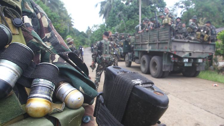 Soldaten der philippinischen Armee auf dem Weg ins Gebiet der Islamisten. Die Regierung hat eine "entschlossene" Reaktion auf die Enthauptung angekündigt.