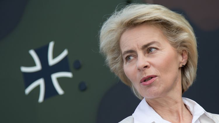 Verteidigungsminister Ursula von der Leyen warnte, die Bundeswehr müsse sich online besser schützen.