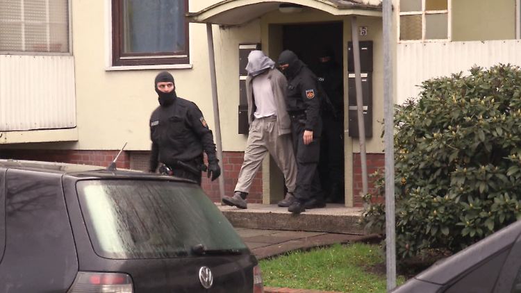 Ein Mann wird abgeführt: Die Polizei hat mehrere Wohnungen und Geschäfte von Salafisten in Bremen durchsucht.