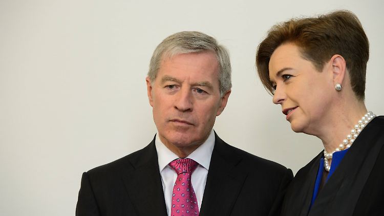 Jürgen Fitschen mit seiner Anwältin Barbara Livonius.  