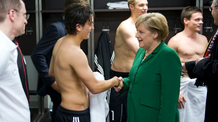 Das Bild, wie Angela Merkel Fußball-Star Mesut Özil in der Kabine die Hand schüttelt, ging zumindest um die deutsche und türkische Welt.
