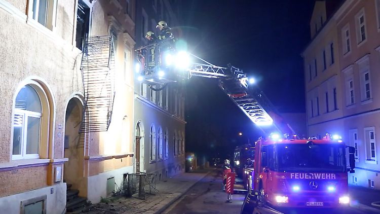 Einsatzkräfte der Feuerwehr sind nach einem Brand in einer noch unbewohnten Asylbewerberunterkunft in Meißen im Einsatz.
