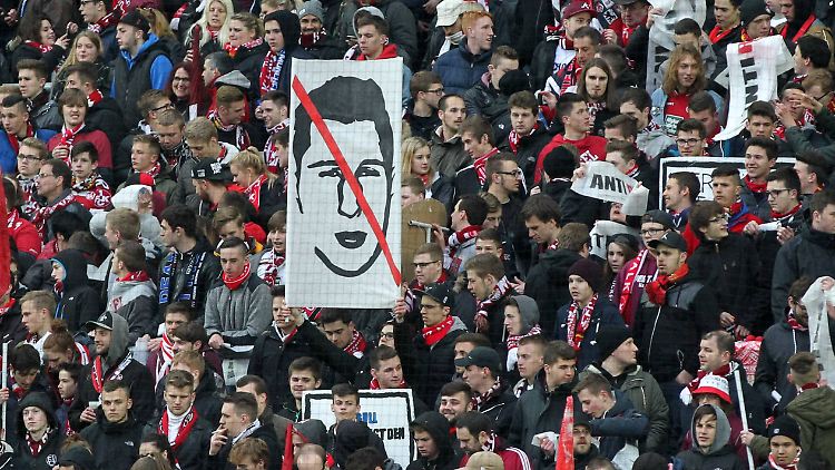 Das durchgestrichene Konterfei von Willi Orban zählte zu den harmlosen Plakaten, mit denen die Lauterer Fans den ehemaligen FCK-Kapitän empfingen.
