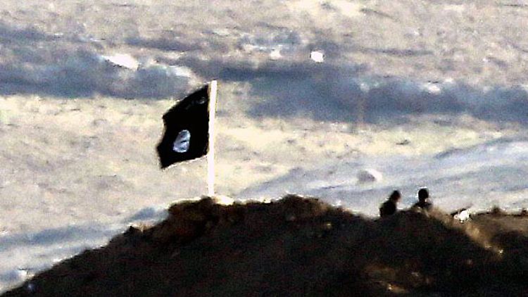 Nahe Kobane: Eine IS-Stellung in Syrien von der Türkei aus fotografiert.