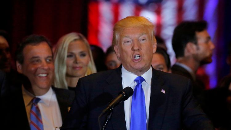 Mit so einem Erfolg hatte der stets groß denkende Trump nicht gerechnet. Umgeben von seiner Familie und Chris Christie (l.), dem Gouverneur von New Jersey, feierte er sich für seinen fünffachen Sieg im Trump Tower in Manhattan. 