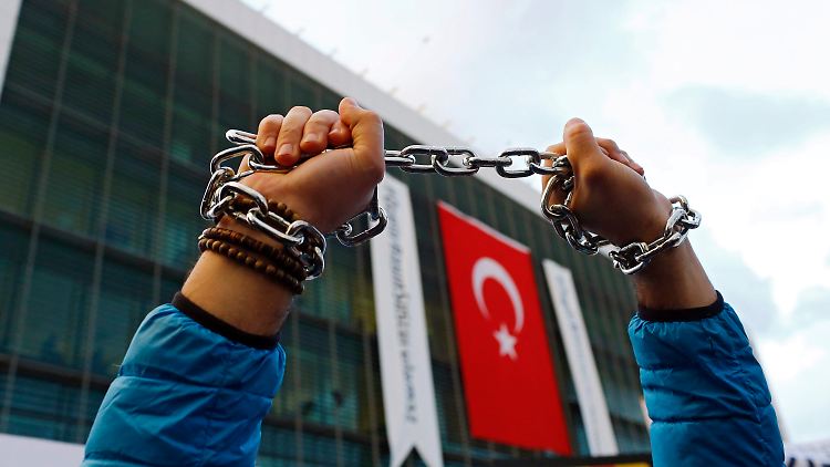 Kritische Journalisten werfen der türkischen Regierung Zensur vor und sehen sich in Ketten gelegt.