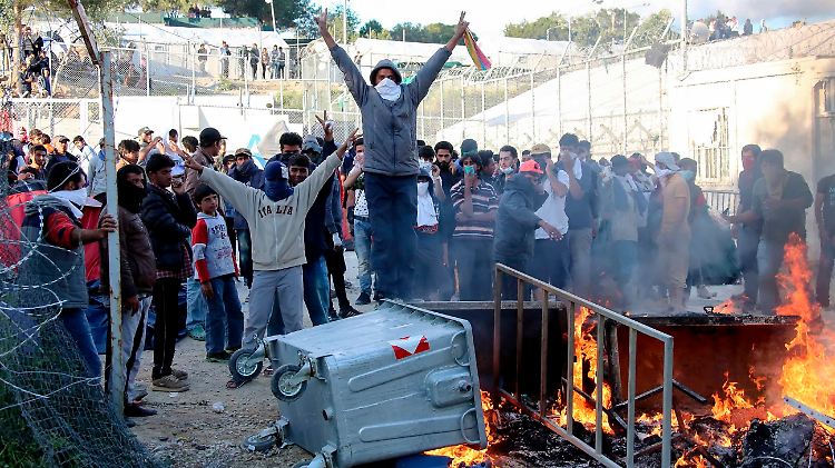 Brennende Müllcontainer, wütende Stimmung: Die Polizei setzte Tränengas in Moria ein.