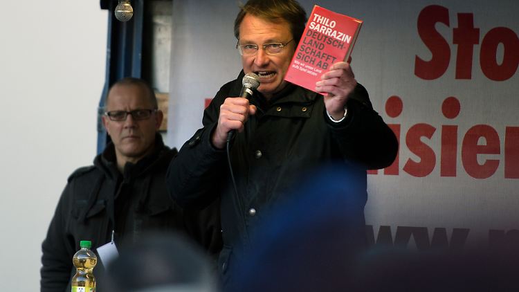 Bei Pegida-Kundgebungen, wie hier Ende April 2016 in Dresden, dient Sarrazin häufig als Kronzeuge.