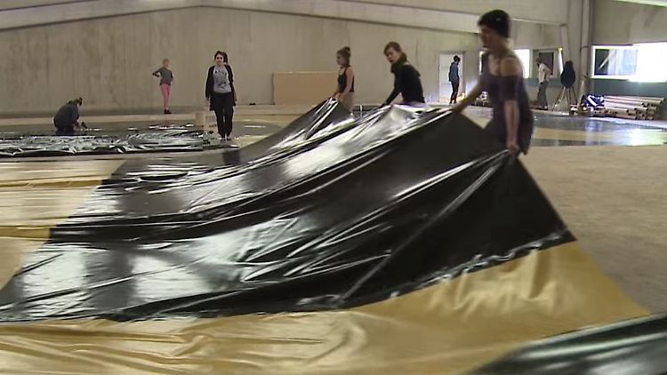 Das Plakat mit der "größten Frage der Welt" wird in einer Halle im Dorf Rüti in Glarus hergestellt.