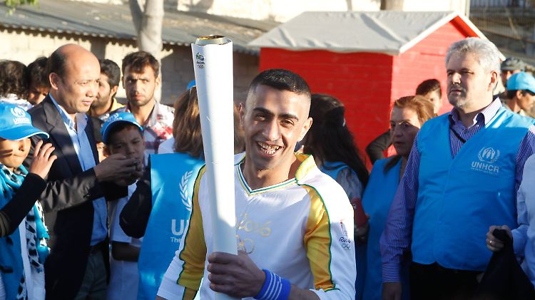 Für Ibrahim Al Hussein ist das Tragen der Fackel eine besondere Ehre.