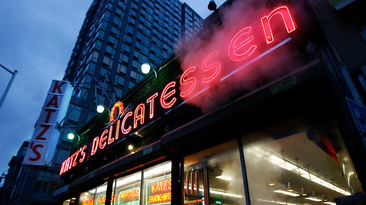 Katz's Delicatessen ist eine New Yorker Institution, immer voll und ziemlich teuer. 