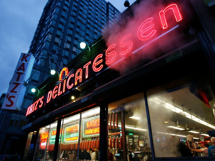 Katz's Delicatessen ist eine New Yorker Institution, immer voll und ziemlich teuer.