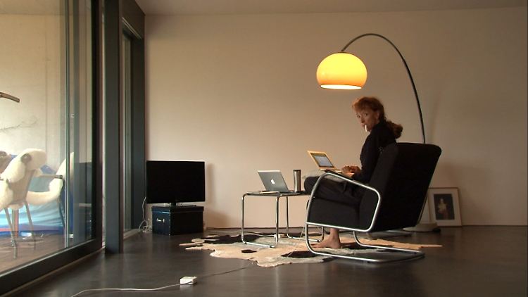 Die Schriftstellerin bei der Arbeit - mit Ausblick.