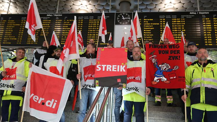 Streikende Verdi-Mitglieder am Flughafen Hannover-Langenhagen.