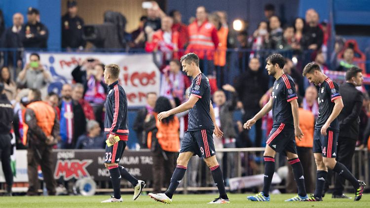 Bedröppelte Bayern-Spieler nach der 0:1-Niederlage. 